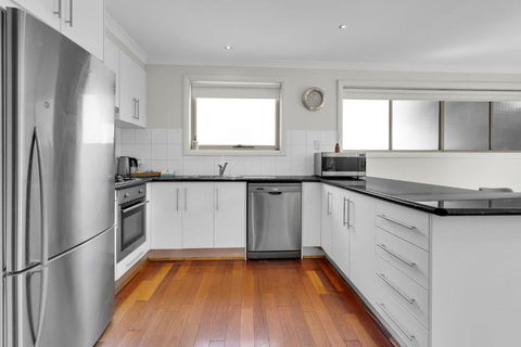 Airport West Stunner By Ready Set Stay - VIC Tourism 4