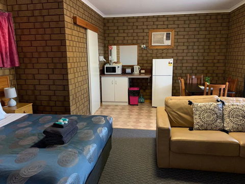 Airport Whyalla Motel - VIC Tourism 4
