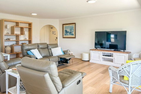 Albacore 7 Waterfront Unit - VIC Tourism 3