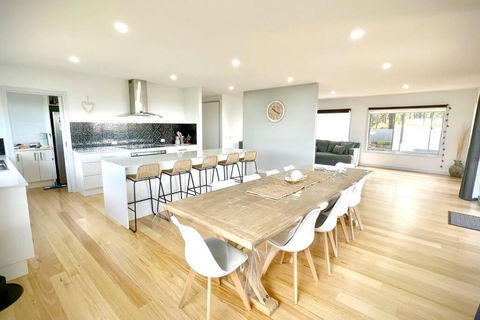 Allawah - 5 Bedroom Luxury Home With A Pool - VIC Tourism 1