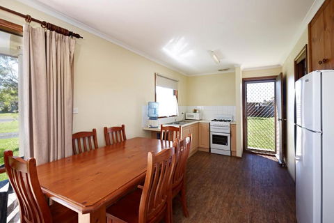 Allestree Holiday Units - VIC Tourism 1