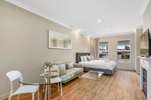 Aloha Central Luxury Accommodation - VIC Tourism 0