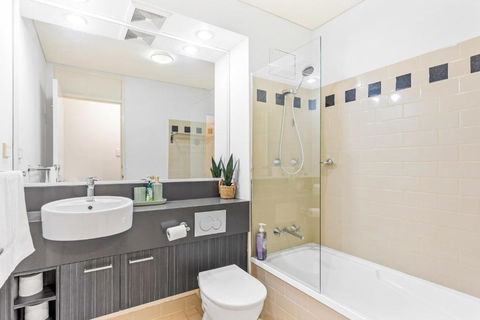Apartment With City Views In East Perth - VIC Tourism 1