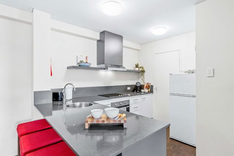 Apartment With City Views In East Perth - VIC Tourism 3