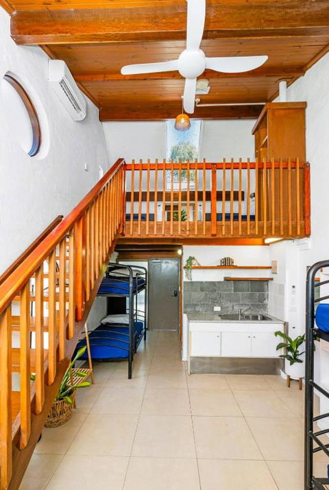 Aquarius Backpackers Resort - VIC Tourism 1