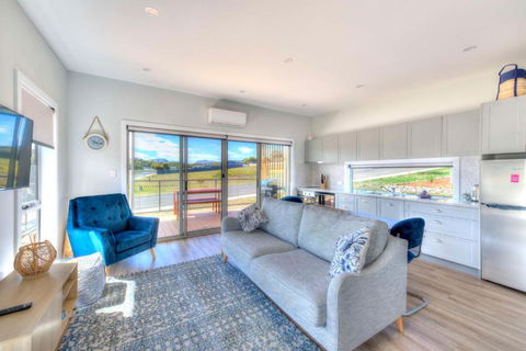 Archella 1 - VIC Tourism 0