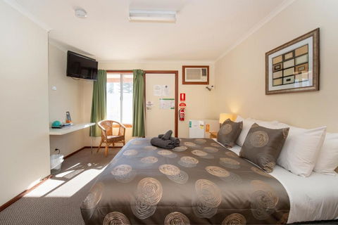 Ardrossan Hotel Motel - VIC Tourism 3
