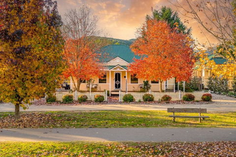 Autumn Beauty - Garden Cottage 4 - VIC Tourism 0