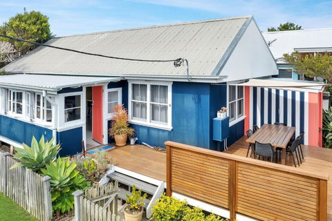 Avalon Vintage Beachside Family Getaway - VIC Tourism 0