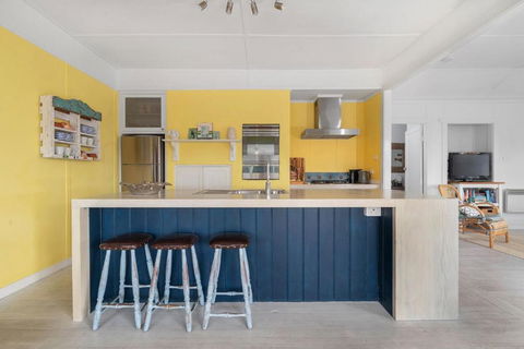 Avalon Vintage Beachside Family Getaway - VIC Tourism 3