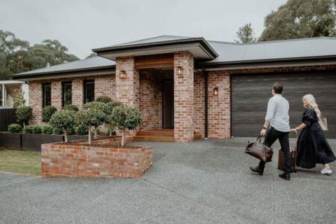 BADGER HOUSE - 4 Bed, 4 Bath, Stunning Entertainer Plus Fire - VIC Tourism 1