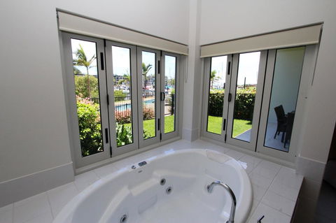 Beachside Apartment 5 - VIC Tourism 6