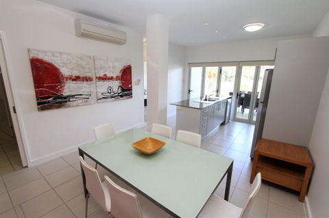 Beachside Apartment 5 - VIC Tourism 2