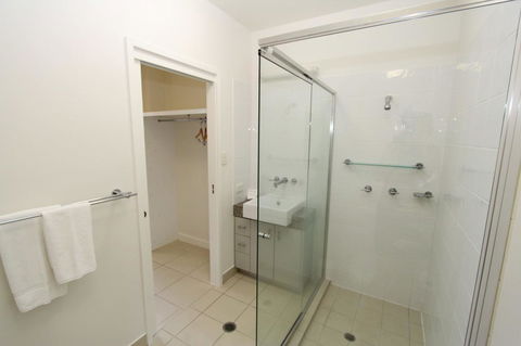 Beachside Apartment 5 - VIC Tourism 7
