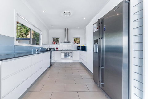 Viewpoint Holiday Home - Cannonvale - VIC Tourism 6