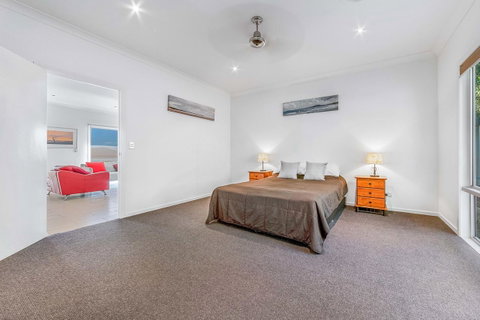 Viewpoint Holiday Home - Cannonvale - VIC Tourism 12