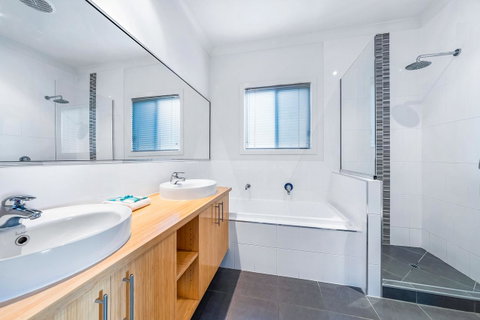 Viewpoint Holiday Home - Cannonvale - VIC Tourism 13