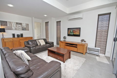 48 Boardrider Crescent, Mt Coolum - Pet Friendly, WiFi, Linen Incl. 500 BOND - VIC Tourism 4