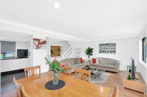 Fountain View Estate - We Accommodate - VIC Tourism 6