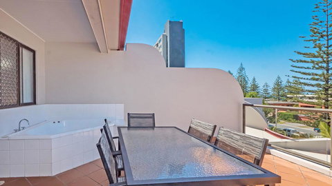 Burleigh On The Beach - VIC Tourism 27