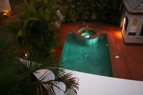 Burleigh On The Beach - VIC Tourism 31