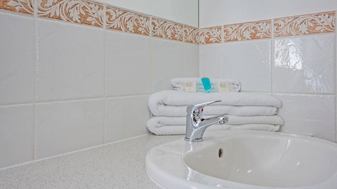 Burleigh On The Beach - VIC Tourism 18