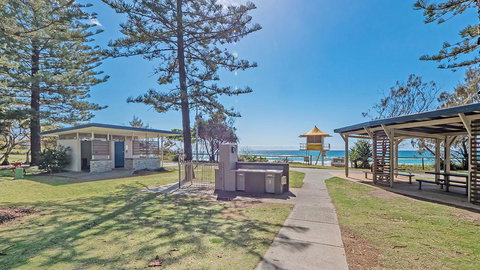 Burleigh On The Beach - VIC Tourism 9