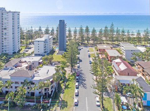 Burleigh On The Beach - VIC Tourism 1