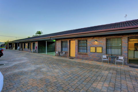 Chalet Motor Inn - VIC Tourism 10