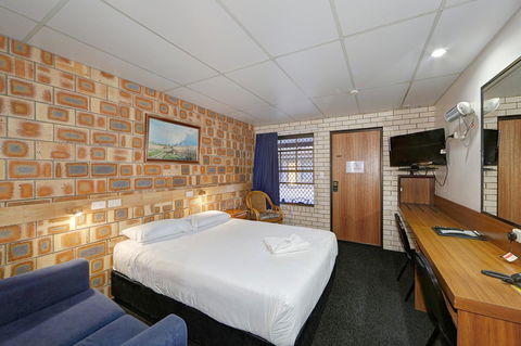 Chalet Motor Inn - VIC Tourism 16