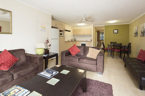 Burleigh Palms Holiday Apartments - VIC Tourism 36