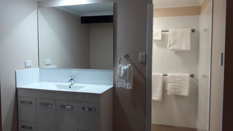 Private Apartment With Scenic Gardens - VIC Tourism 6