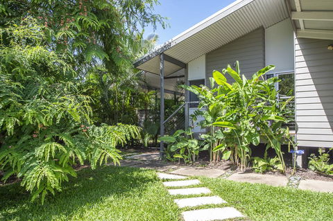 Whispering Palms - VIC Tourism 0