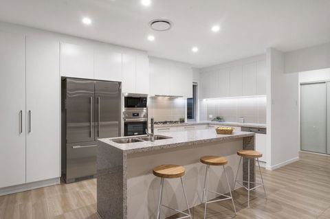 Luxury Canal Front Holiday House - VIC Tourism 6