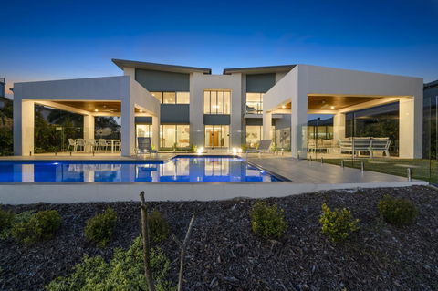 Luxury Canal Front Holiday House - VIC Tourism 0