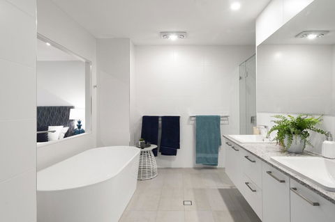 Luxury Canal Front Holiday House - VIC Tourism 15