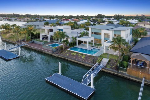 Luxury Canal Front Holiday House - VIC Tourism 2