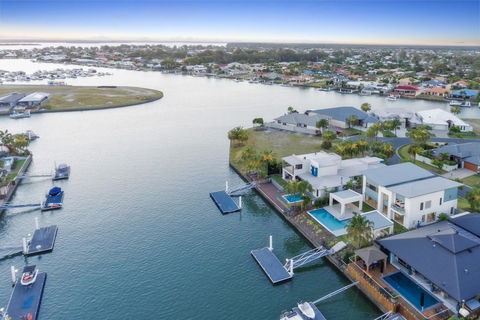 Luxury Canal Front Holiday House - VIC Tourism 10