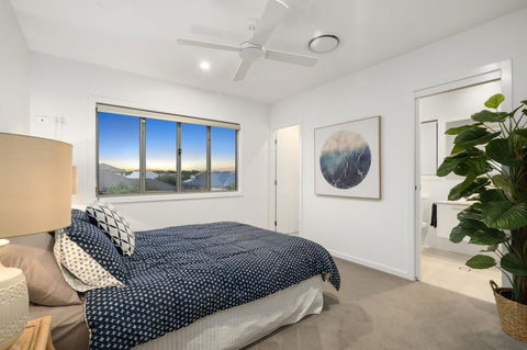 Luxury Canal Front Holiday House - VIC Tourism 13