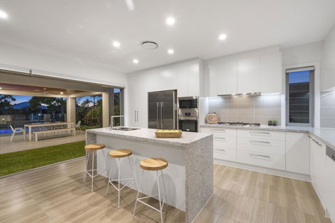 Luxury Canal Front Holiday House - VIC Tourism 12