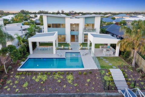 Luxury Canal Front Holiday House - VIC Tourism 7