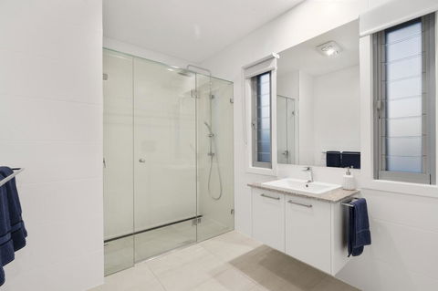 Luxury Canal Front Holiday House - VIC Tourism 5
