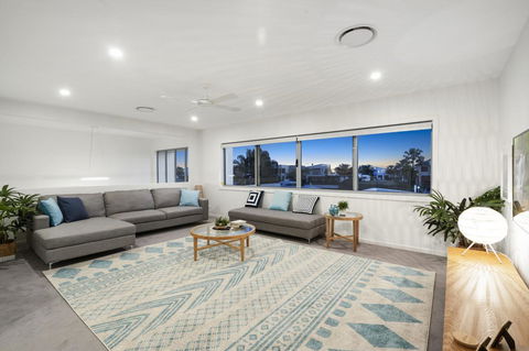 Luxury Canal Front Holiday House - VIC Tourism 8