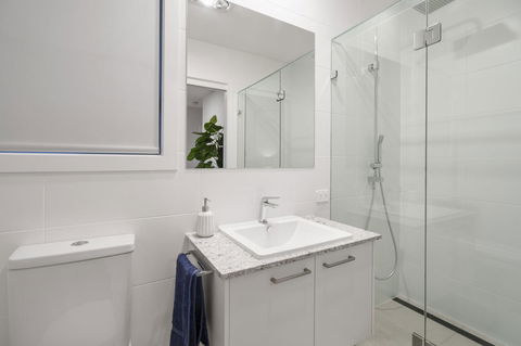 Luxury Canal Front Holiday House - VIC Tourism 11