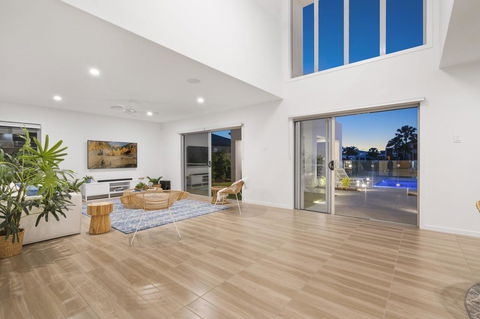 Luxury Canal Front Holiday House - VIC Tourism 9
