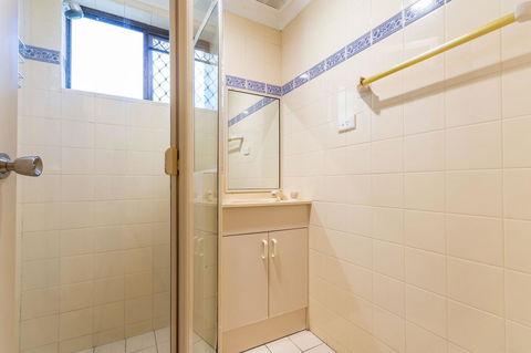 Great Views, Ground Floor Unit Clearview Apartments South Esplande, Bongaree - VIC Tourism 8