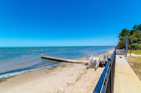 Ground Floor Air Conditioned, Fabulous Waterviews Overlooking Pumicestone Passage - VIC Tourism 13