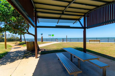 Ground Floor Air Conditioned, Fabulous Waterviews Overlooking Pumicestone Passage - VIC Tourism 15