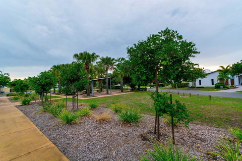 Ground Floor Air Conditioned, Fabulous Waterviews Overlooking Pumicestone Passage - VIC Tourism 11