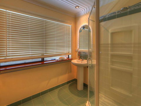 Belle Vue Beach House By Discover Stradbroke - VIC Tourism 5